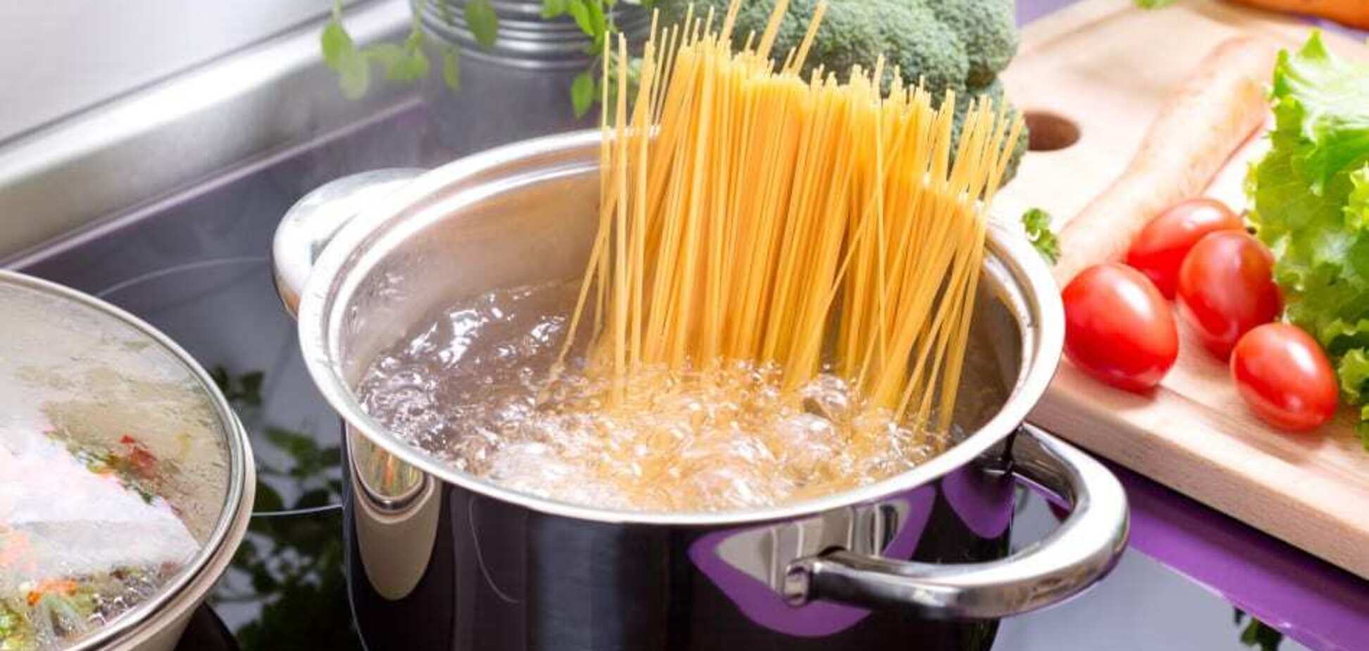 Ніколи не варіть так крупу та макарони: що зробити, щоб вода на википала і не розливалась на плиту