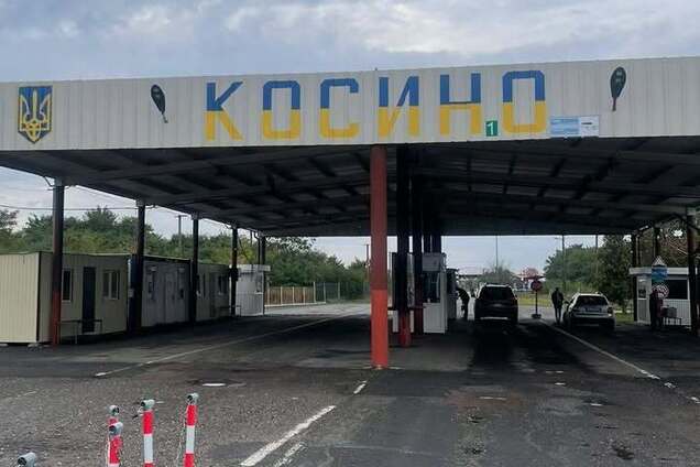 Українців не пускають через кордон без транспорту