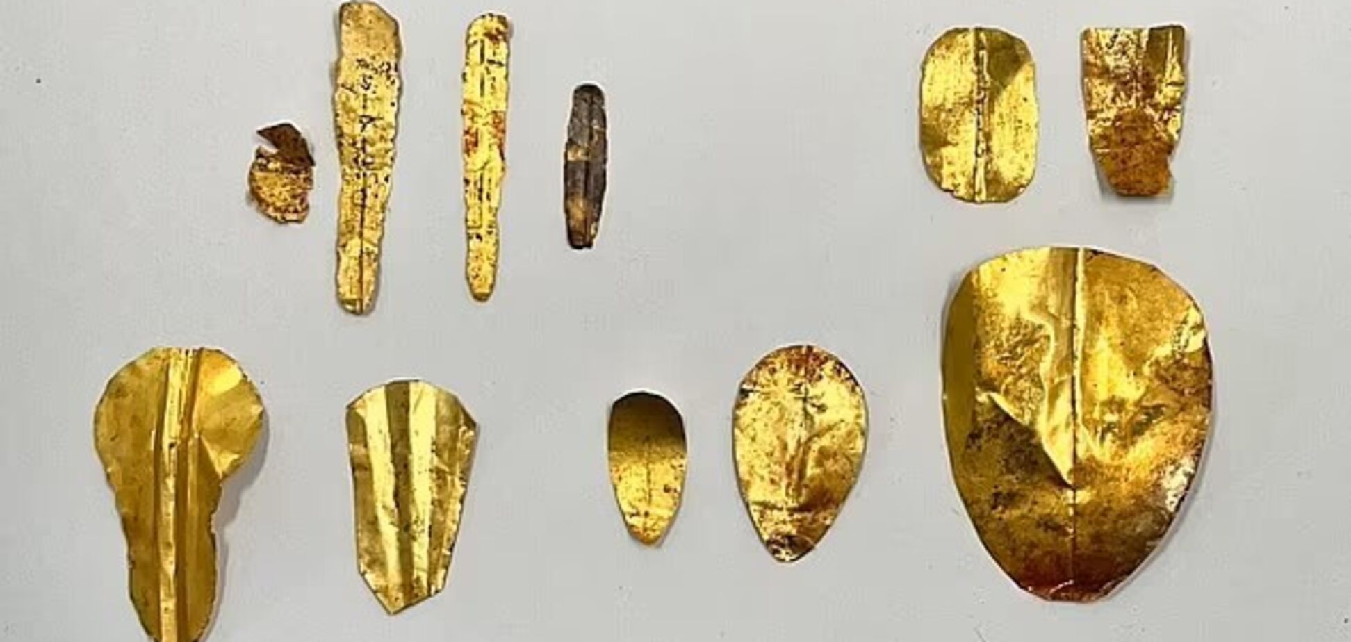 Более десятка мумий, украшенных золотыми языками и ногтями, обнаружили в 2000-летних гробницах в Египте. Фото