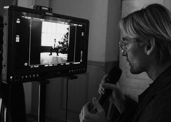 Алан Бадоев показал застройку клипа Барских и Пивоварова