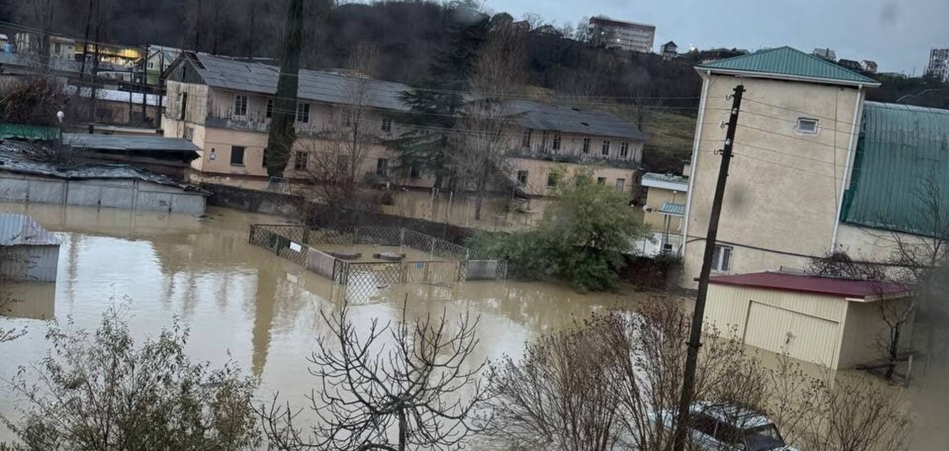 Вода змивала все на своєму шляху: у Сочі вийшла з берегів річка, затопило будинки й авто. Фото та відео