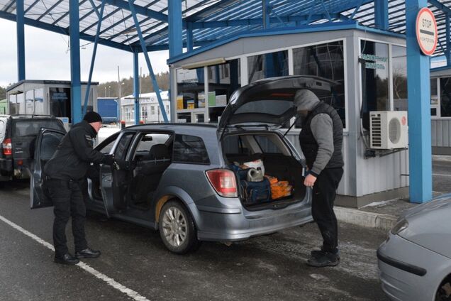 На дні багажника за крипту: прикордонники викрили схему нелегального виїзду ухилянтів у Молдову. Фото