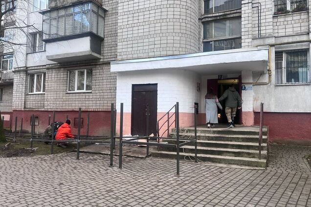 Сусіди погрожують спиляти: у Львові розгорівся скандал щодо пандуса для військового, який втратив на війні обидві ноги. Фото і відео