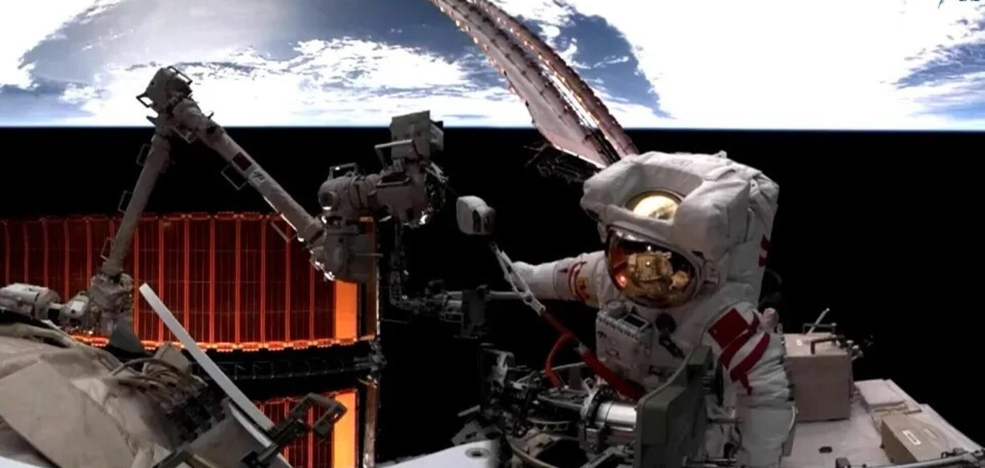 Китайские тайконавты провели более 9 часов в открытом космосе и установили мировой рекорд. Видео