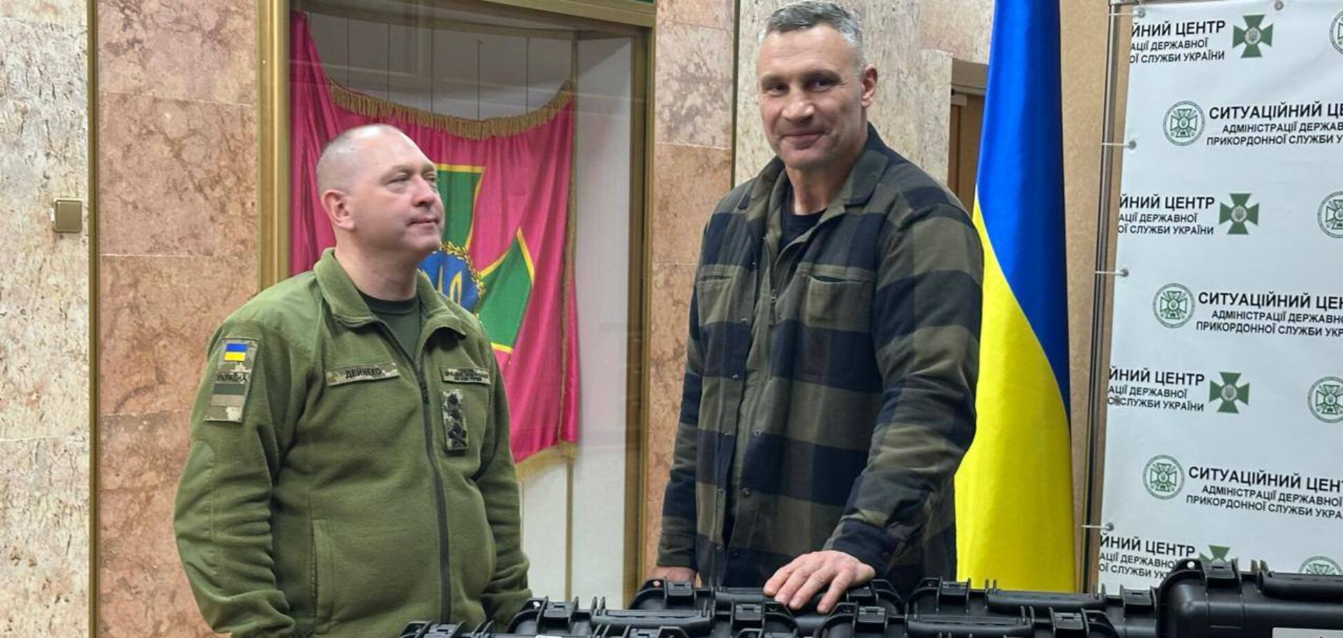 Допомагають вчасно реагувати на дії ворога: Кличко передав прикордонникам квадрокоптери DJI Mavic від громади Києва. Фото