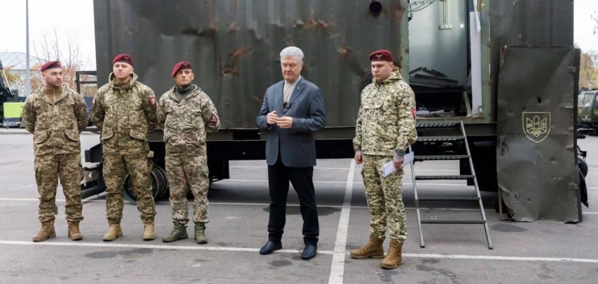 Десантники 79-й бригады получили от Порошенко стирально-душевой комплекс вместо уничтоженного вражеским КАБом