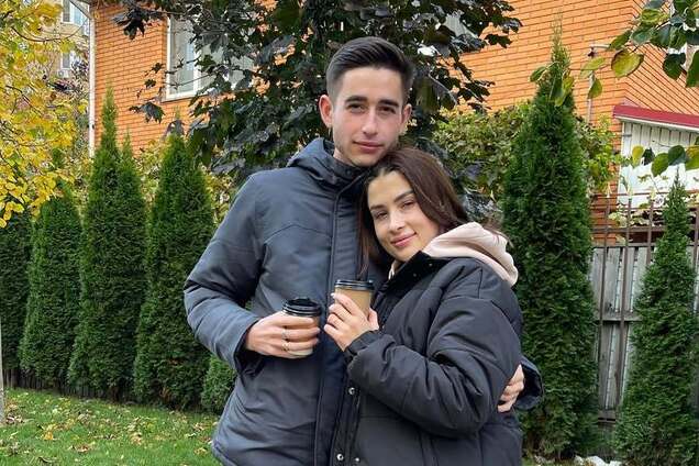 Дружина 22-річного переможця 'Голосу країни' Сасанчина зібралася виїхати з дитиною за кордон і назвала причину