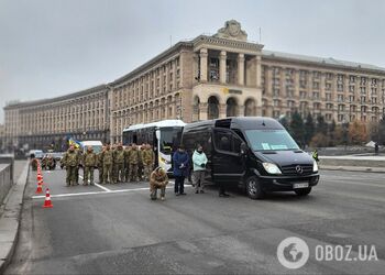 Зупинився транспорт, пішоходи схилили голови: у Києві на Майдані хвилиною мовчання вшанували пам'ять загиблого Героя. Фото та відео