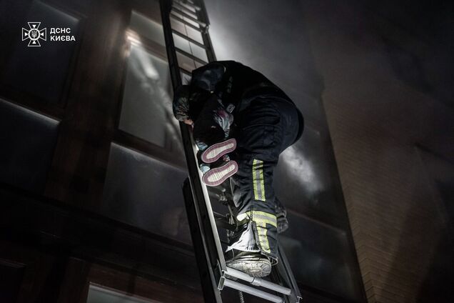 В центре Киева вспыхнул пожар в коттедже: 11 человек спасены, из окна четвертого этажа вызволили ребенка. Фото