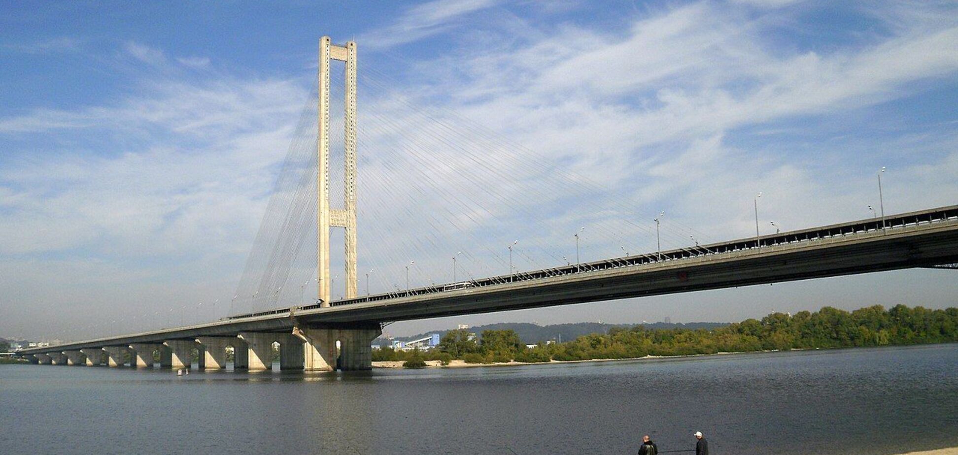 Сразу 180 грузовиков: как в 1990 году на прочность проверили Южный мост в Киеве. Архивное фото