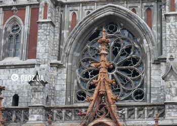 В Киеве в результате обстрела был поврежден костел Святого Николая. Фото и видео