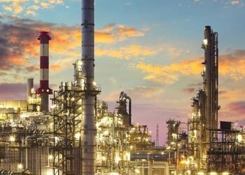 На півдні Росії після ударів дронами зупинився найбільший НПЗ