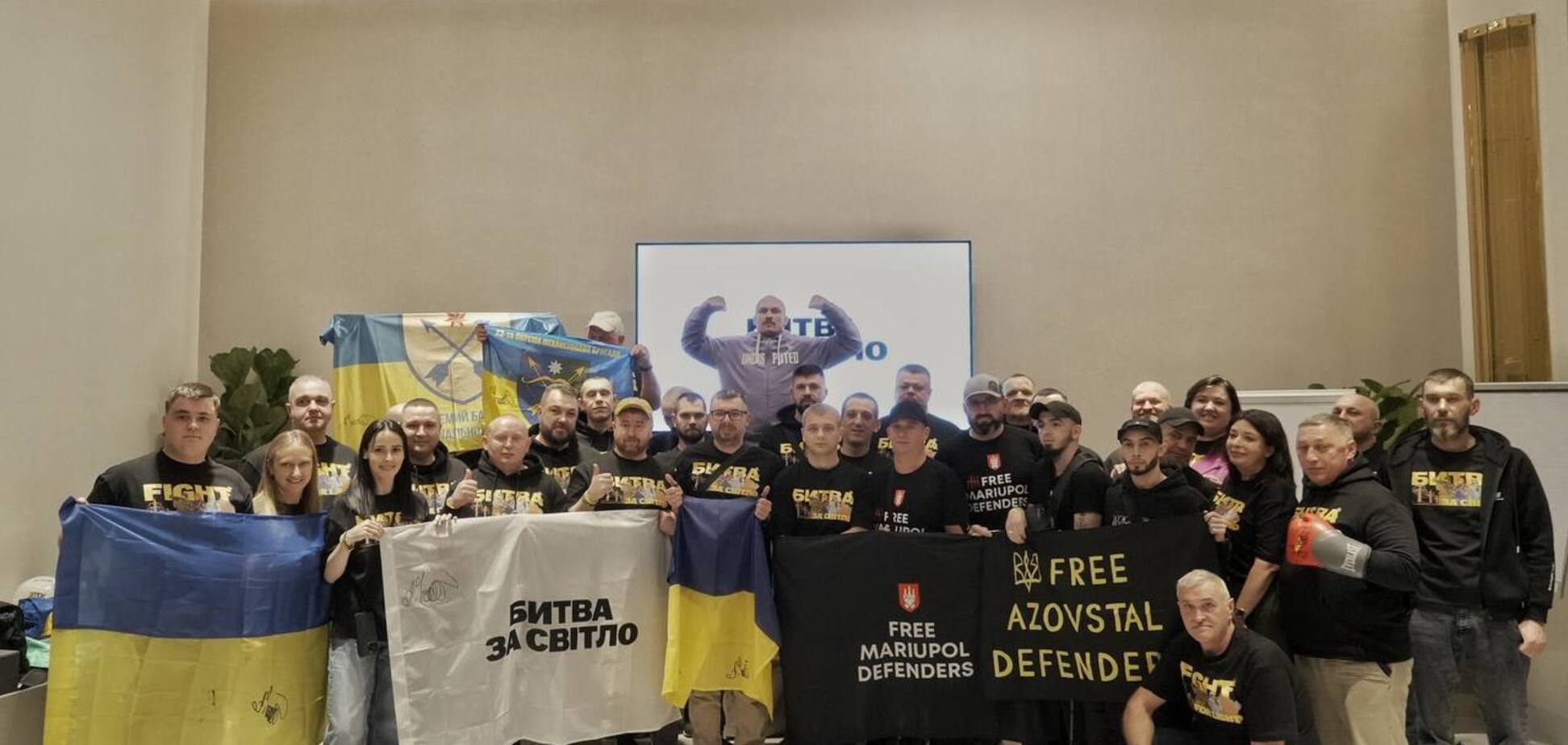 Усик перед боем из Фьюри в Эр-Ридяе встретился с украинскими ветеранами