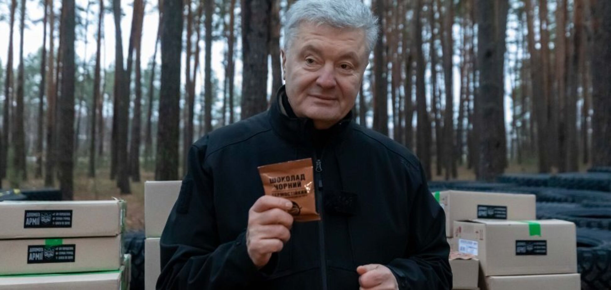Порошенко привіз на фронт спеціальний термостійкий шоколад для військових