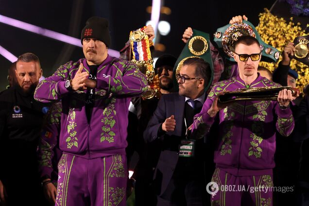 Усик вийшов із плакатом перед боєм із Ф'юрі. Фотофакт