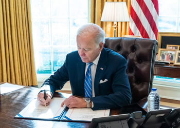 'Шатдауна' не будет: Байден подписал временный бюджет США, избежав остановки работы правительства