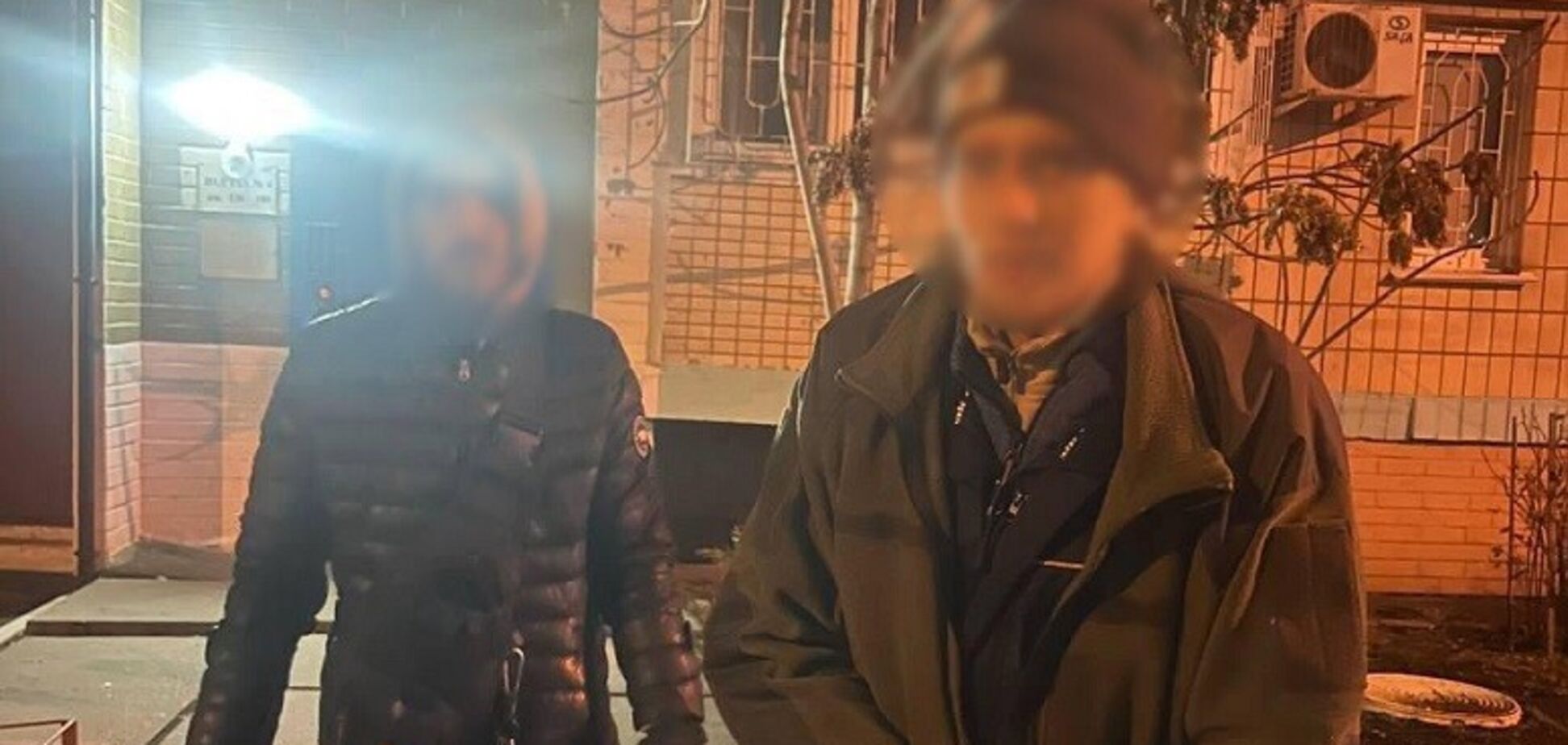 В сети появилось видео, как 'военные' просят помощи у людей под ТЦ: полиция опровергла. Видео