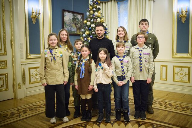 Скаути передали Зеленському Вифлеємський вогонь миру, який також відправлять захисникам. Відео