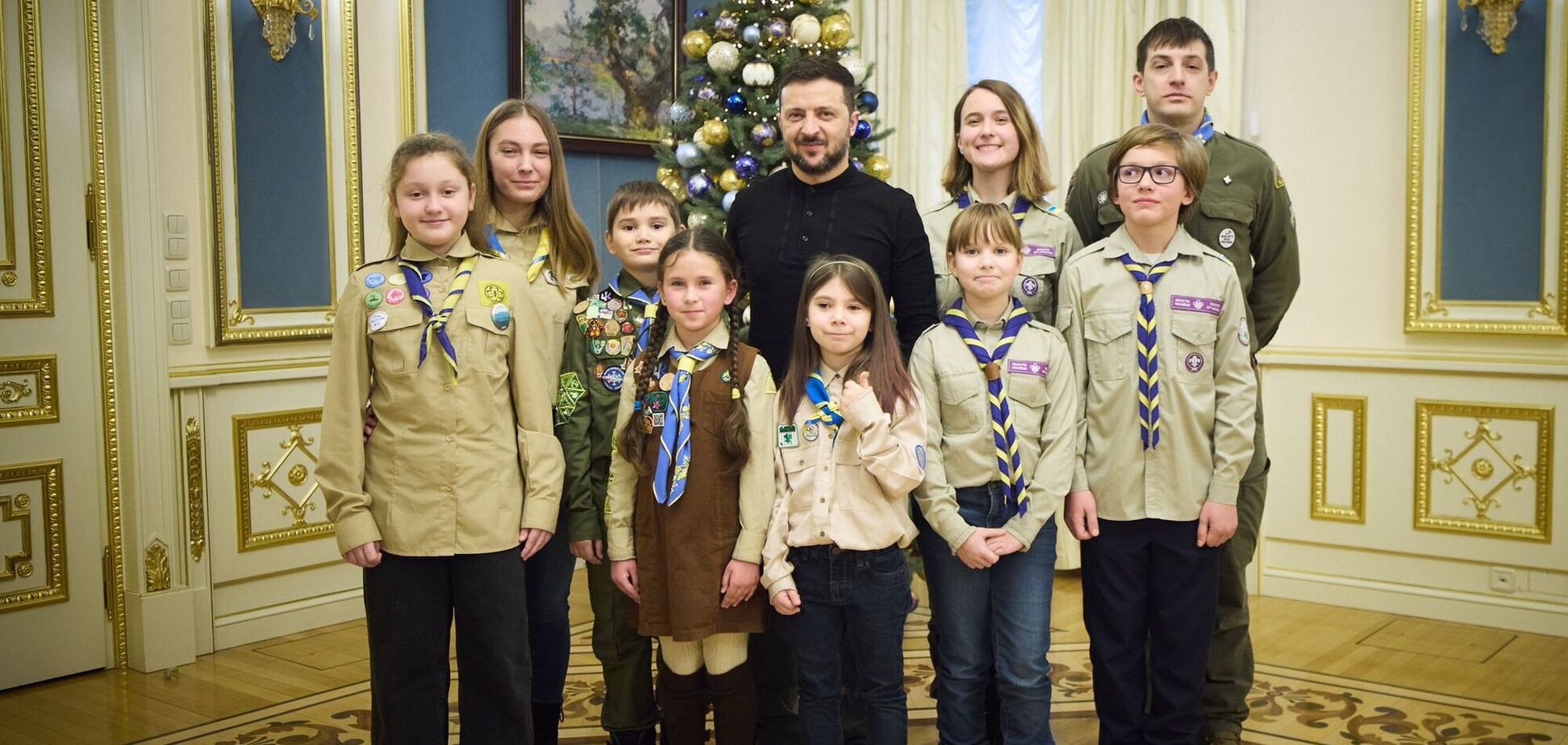 Скауты передали Зеленскому Вифлеемский огонь мира, который также отправят защитникам. Видео