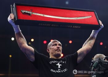 Усик после победы над Фьюри поднял на ринге саблю гетмана Мазепы. Видео