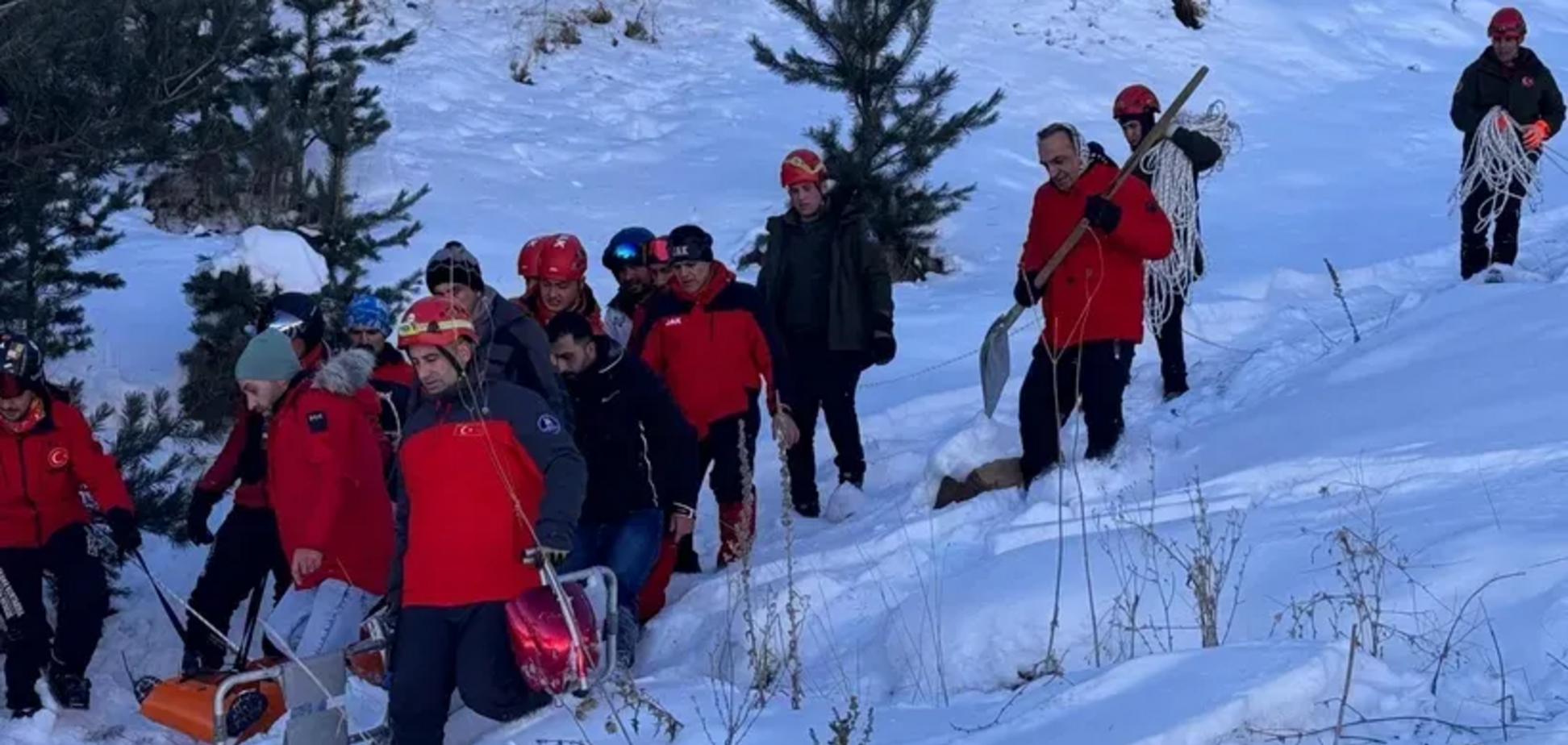 На горнолыжном курорте в Турции сошла лавина: есть жертва и пострадавшие. Фото и видео