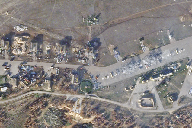 Россияне строят усиленные укрытия для самолетов на аэродроме в оккупированном Крыму. Спутниковые фото