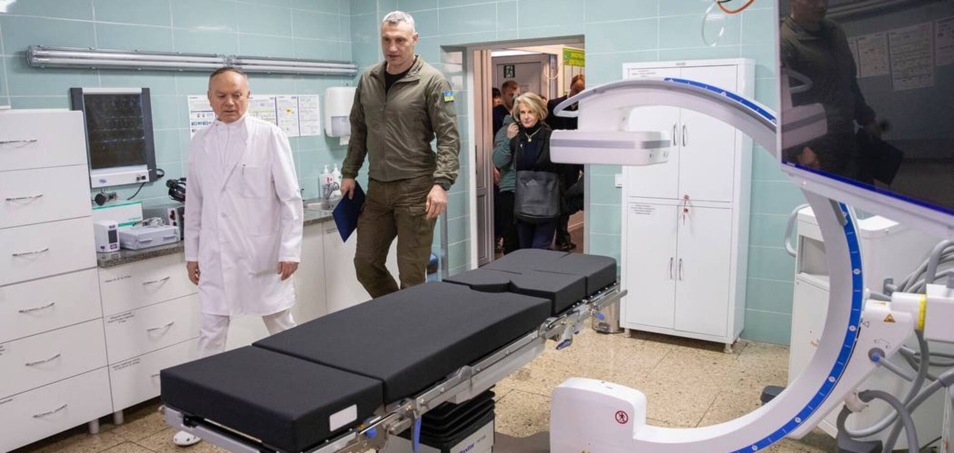 Кличко показал современные кровати для реабилитации военных, полученных Киевом от Брюсселя. Фото