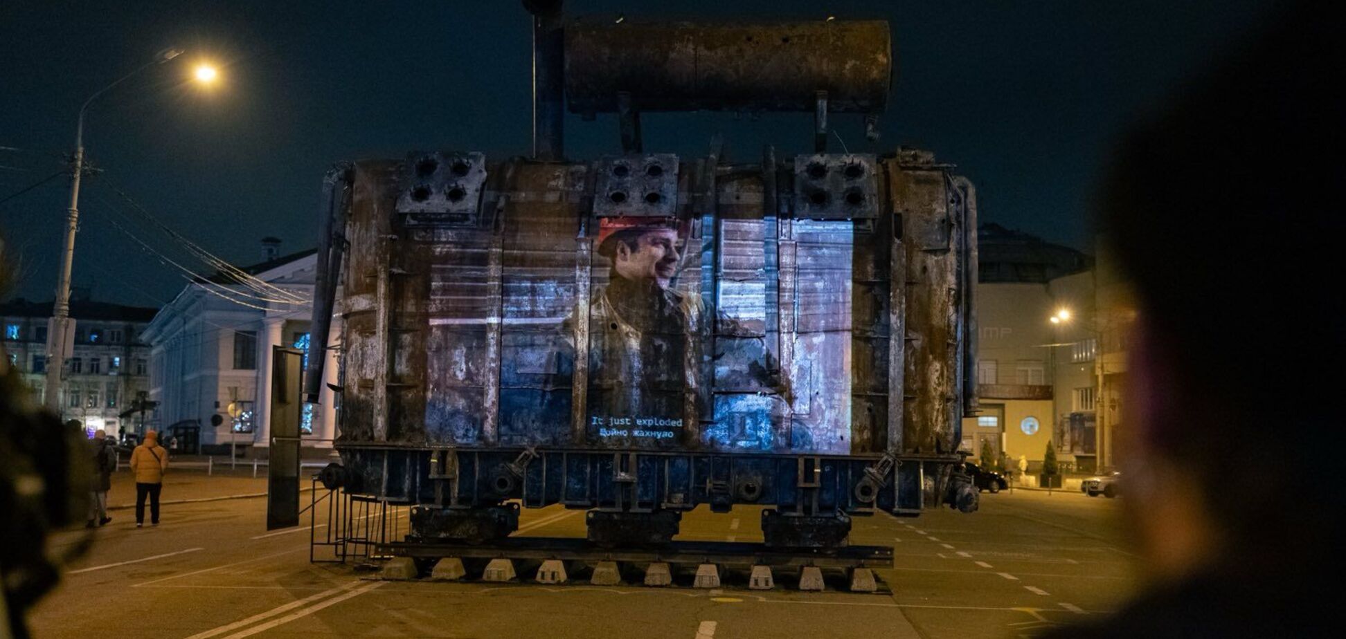 "Последний прометей Донбасса": в День энергетика на корпусе разрушенного трансформатора презентовали уникальные кадры фильма о Кураховской ТЭС