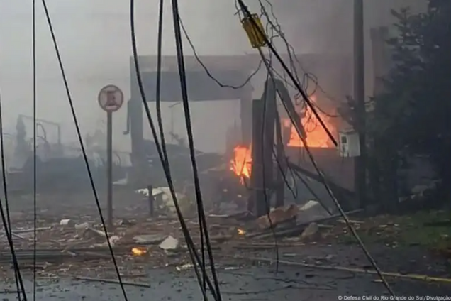 Врезался в магазин в центре города: в Бразилии разбился легкий самолет, погиб пилот и его семья. Фото