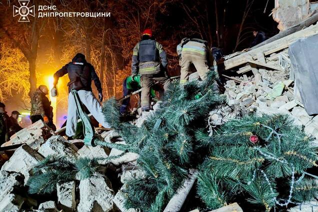 Росіяни вдарили ракетою по житловому будинку у Кривому Розі: є загиблий і поранені. Фото і всі подробиці