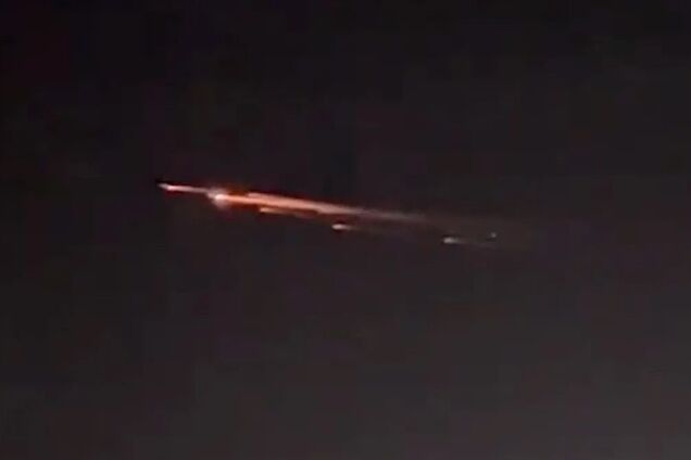 Мертвий китайський супутник згорів у нічному небі як блискуча вогняна куля. Відео