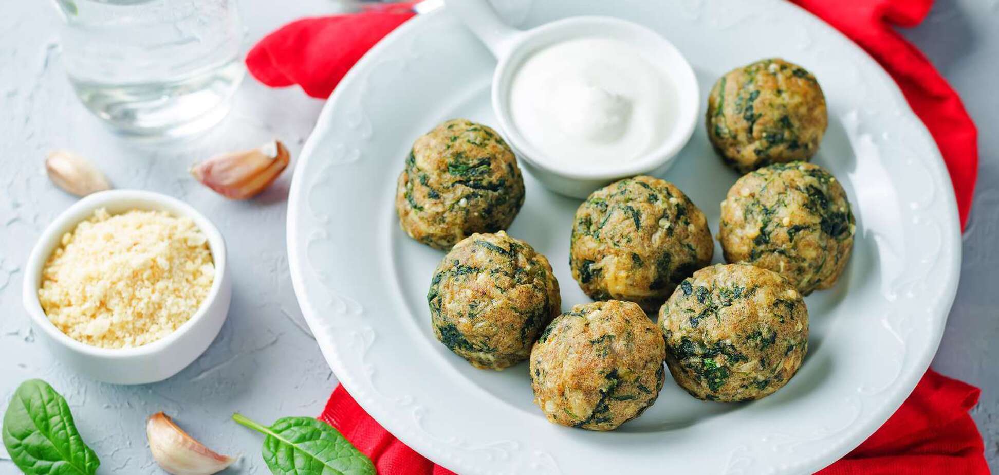 Проще 'Шубы': как приготовить вкусные картофельные шарики с селедкой для праздничного стола