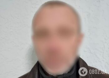 Под Киевом мужчина гулял во дворе многоэтажки с автоматом в руках: у него изъяли целый арсенал оружия. Фото