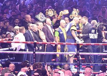 'Усик завершит карьеру'. Украинца призвали 'целовать английскую землю и говорить ей 'спасибо'