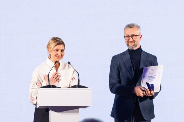 Зеленська вийшла в світ у небаченій раніше сорочці з червоною вишивкою. Фото