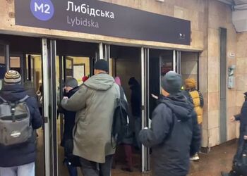 У київському метро ескалатор 'зажував' ногу дитини: станцію метро 'Либідська' тимчасово закрили