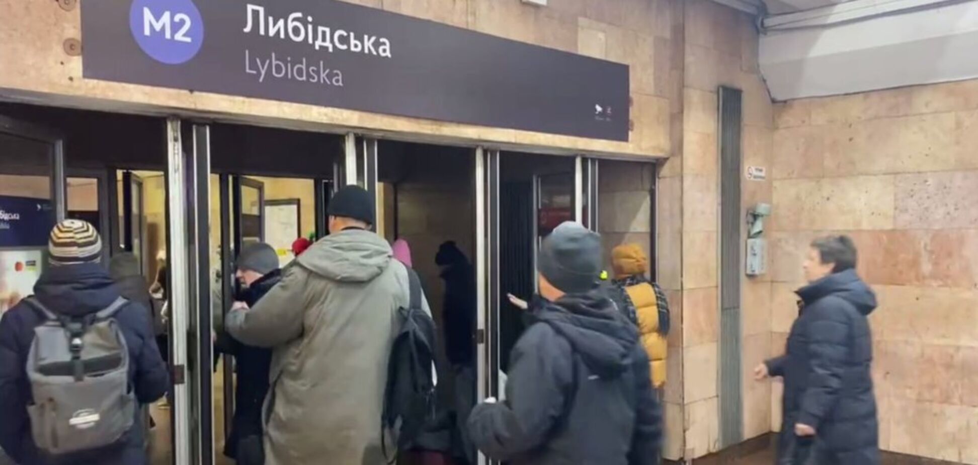 В киевском метро эскалатор 'зажевал' ногу ребенка: станцию метро 'Лыбидская' временно закрыли