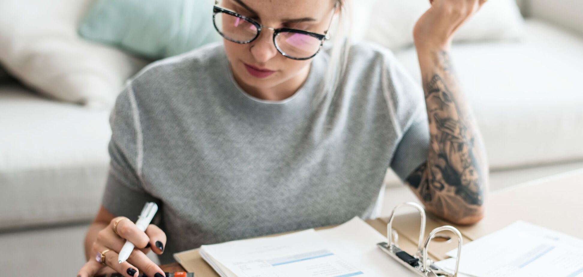 Иллюстрация - предпринимательница считает налоги