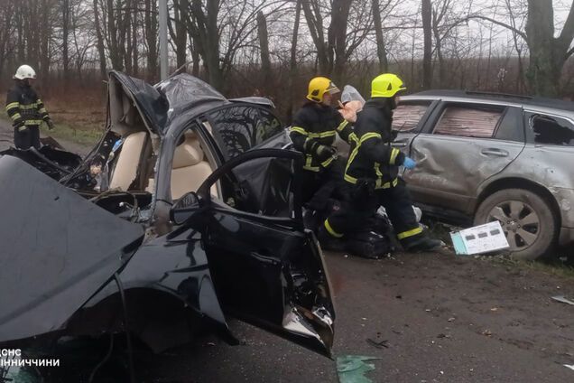 На Вінниччині зіткнулись Geely та Subaru: четверо людей загинули, є поранені. Фото 