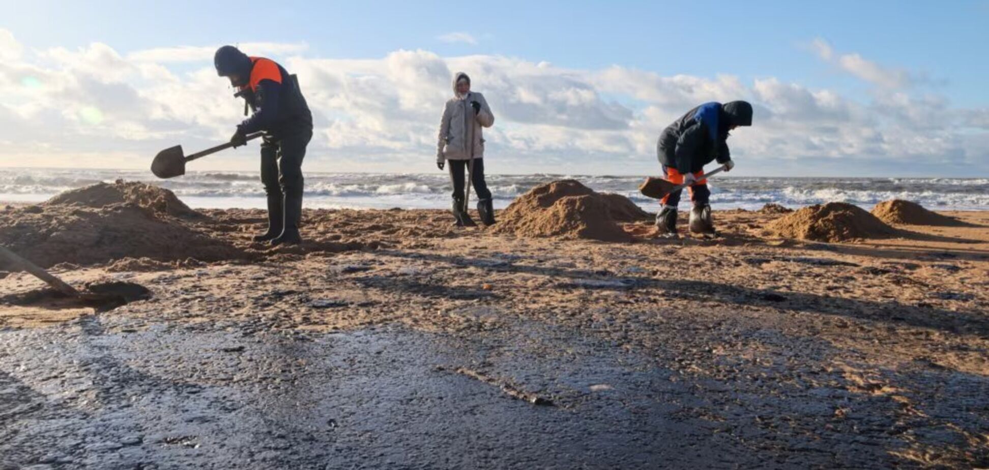 В Краснодарском крае РФ объявили режим чрезвычайной ситуации из-за разлива мазута: что известно о последствиях аварии танкеров