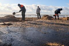 В Краснодарском крае РФ объявили режим чрезвычайной ситуации из-за разлива мазута: что известно о последствиях аварии танкеров