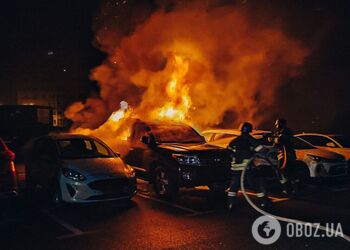 Под Киевом ночью произошел пожар на автостоянке: огнем повреждено пять машин. Фото и подробности