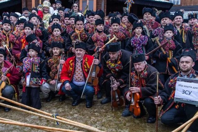 В гуцульской деревне Криворовня провели ежегодную коляду: наколядованные деньги пойдут на ВСУ. Фото и видео