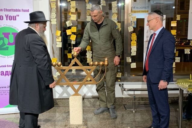 Кличко принял участие в церемонии зажигания свечей на Ханукии, традиционно установленной на Майдане Незалежности в столице