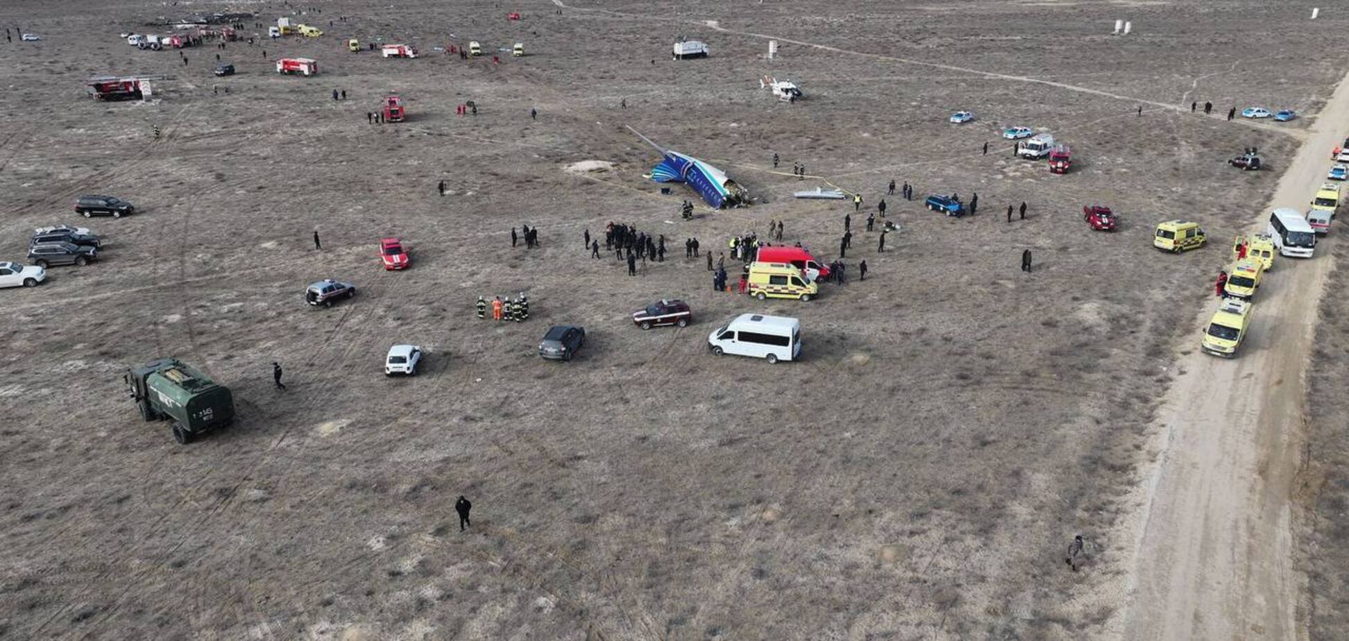 В Казахстане упал пассажирский самолет, летевший из Баку в Грозный: на борту находились 62 пассажира и пять членов экипажа. Видео