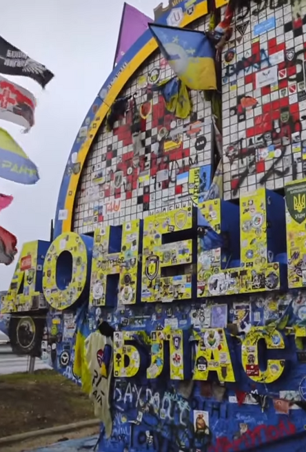 'Мелодія, яка зачаровує весь світ': біля стели на в'їзді у Донецьку область прозвучав 'Щедрик'. Відео