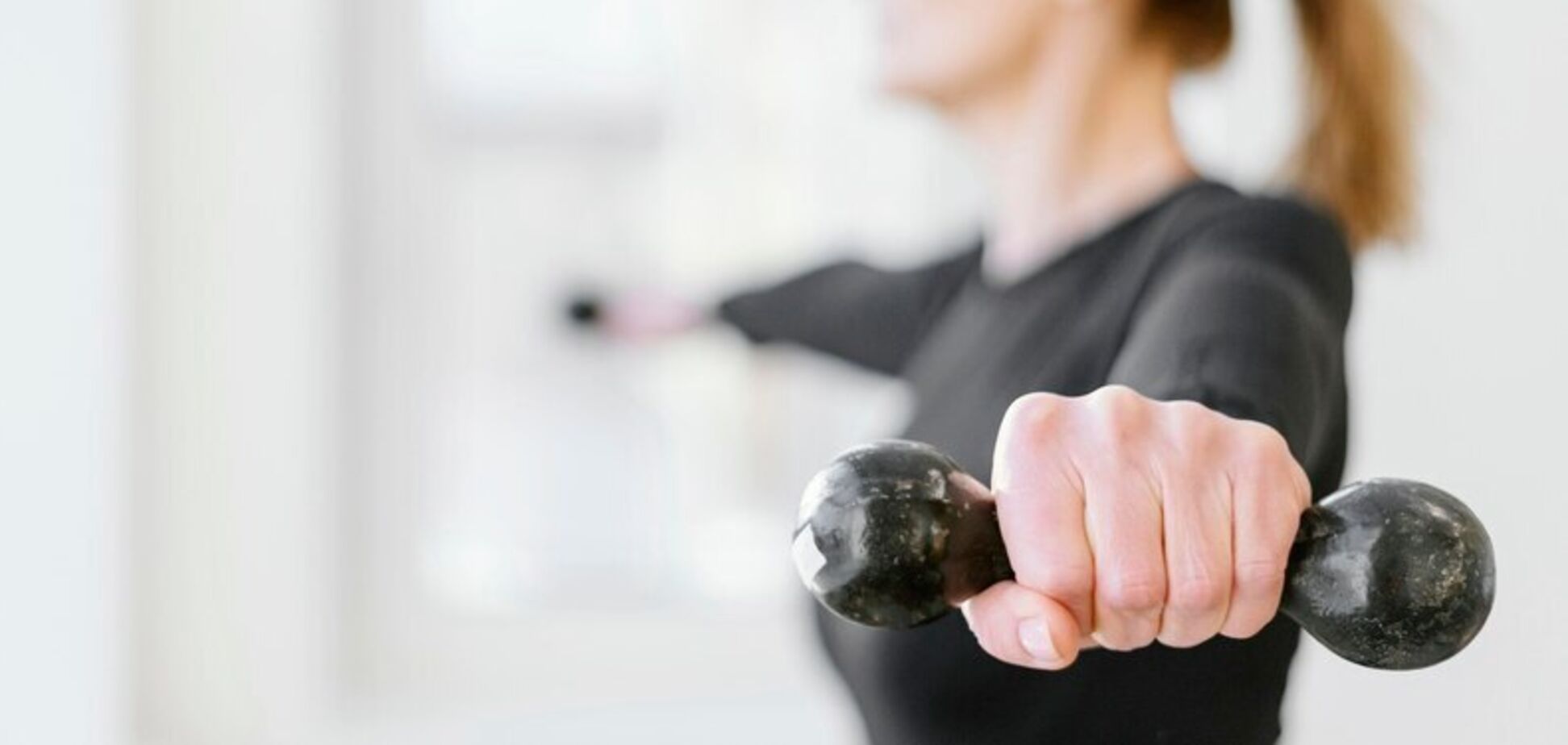 Тренировка на полу, укрепляющая мышцы: 5 упражнений для улучшения тонуса рук