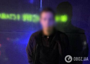 В Киеве на Андреевском спуске иностранец, угрожая пистолетом, ограбил магазин. Преступление зафиксировала камера