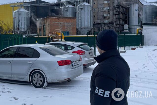 На Київщині БЕБ викрило виробництво нелегального спирту на біоетанольному заводі: вилучили 120 тонн продукції. Фото
