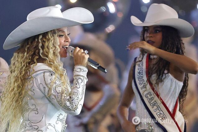 Украинский бренд одел Бейонсе и ее 12-летнюю дочь для исторического выступления в перерыве рождественского матча NFL. Фото и видео